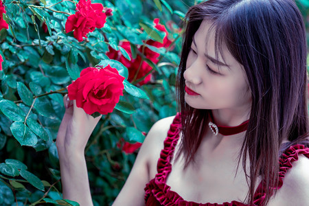 乌鲁木齐：炎炎夏日 街头音乐喷泉吸引民众消暑纳凉